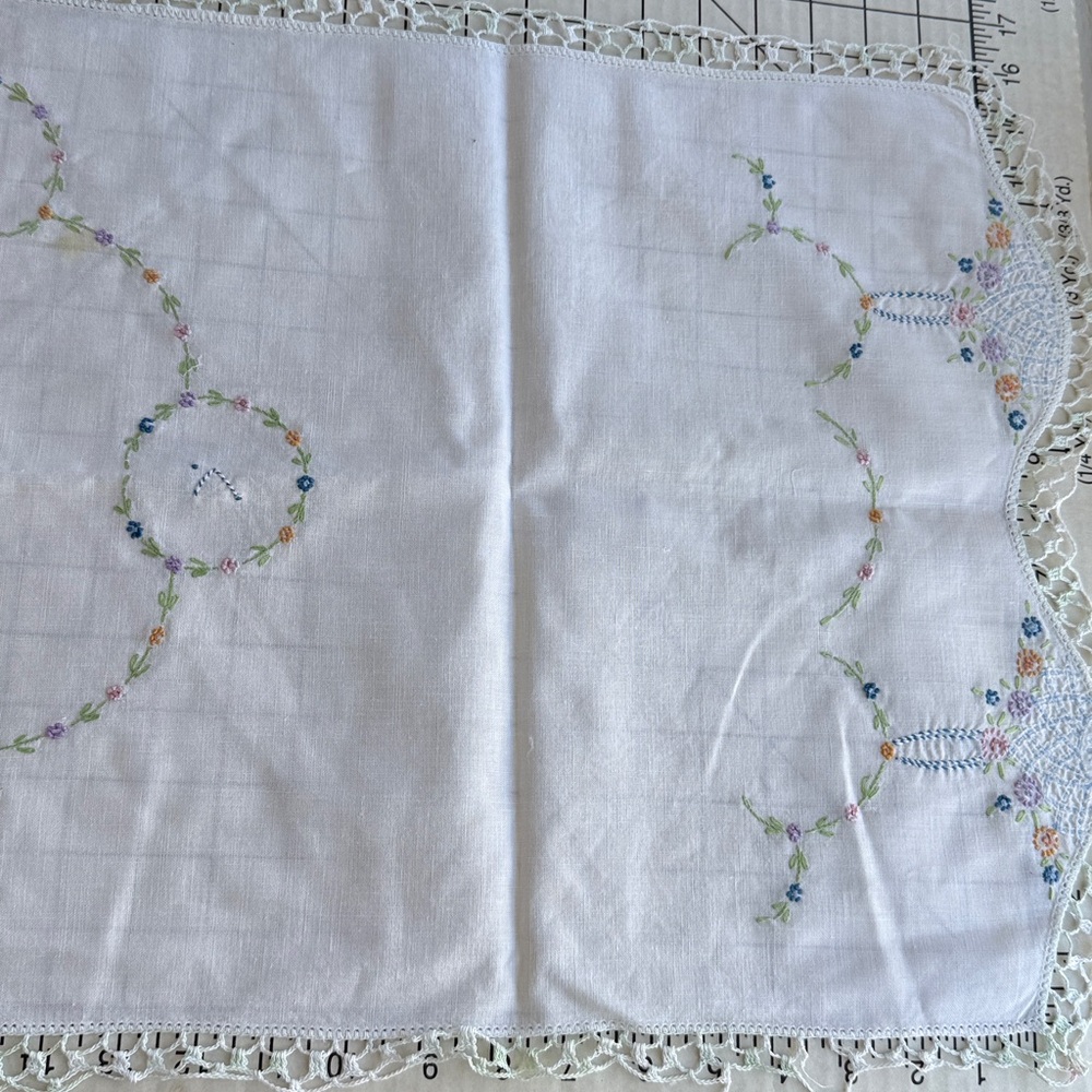 Vintage Spring Kitchen Linens Lot, 2 tablecloths, 2 table runners - Picture 10 of 16